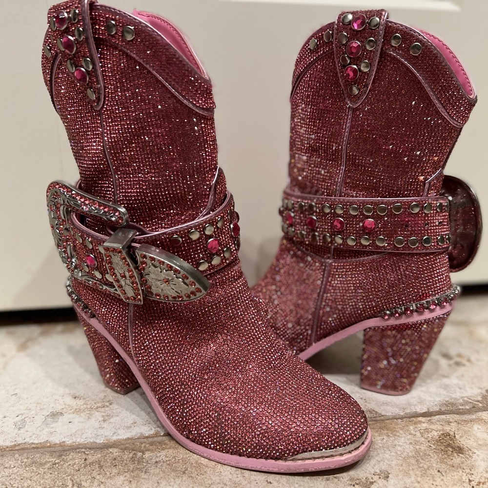Pink rhinestone cowgirl boots size 6